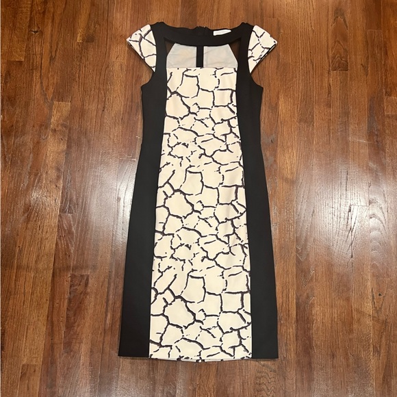 Anne Fontaine PENDA Cracked Print Blk and Wht Cap - Picture 2 of 10